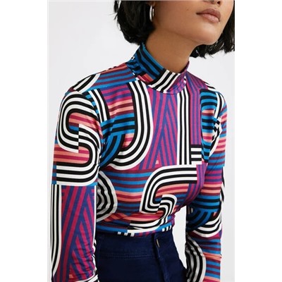Camiseta cuello alto geometrías