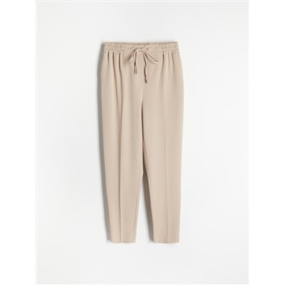 Jogger mit Bügelfalte