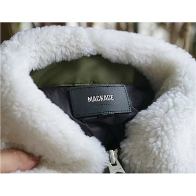 Mackag*e тонкая, но в тоже время тёплая пуховая мужская куртка , отшиты на фабрике из остатков оригинальных тканей бренда,(Цена на оф сайте выше 70 000 )