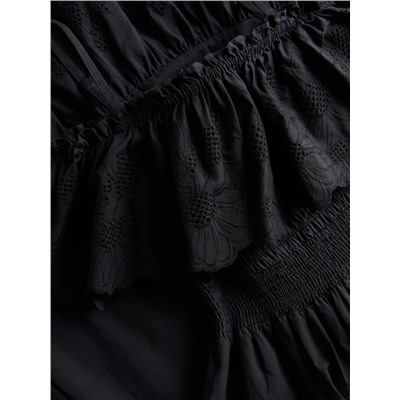 Kleid mit dekorativem Ausschnitt