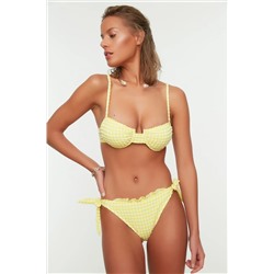 Trendyolmilla Sarı Fırfırlı Pötikare Dokulu Regular Bikini Altı TBESS22BA0074