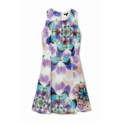 Vestido fluido corto con ligero evasé