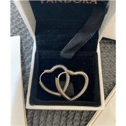 Серьги Pandor*a Стоит проба 925 и надпись Pandor*a Код ведет на сайт  Брала в подарочной упаковке, в комплекте конверт для денег 😀, салфетка , открытка, чехол