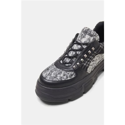 Zapatilla plataforma tachuelas