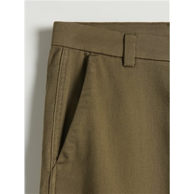 Karottenhose mit schmal zulaufenden Beinen