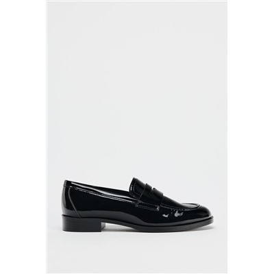 PATENT EFFECT LOAFERS
