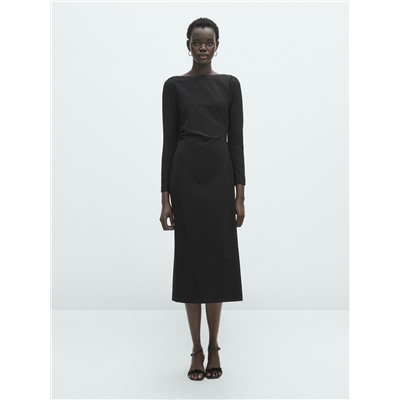 Vestido midi negro frunce lateral