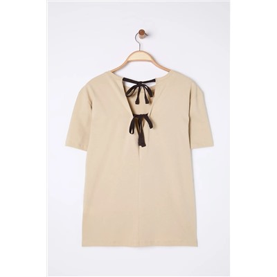 Bej Regular Fit Sırtı Bağlama/Fiyonk Detaylı Örme Büyük Beden T-shirt TBBSS25BF00000