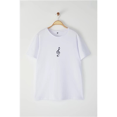 Beyaz Geniş Kalıp Nakış Detaylı Örme Büyük Beden T-Shirt TBBSS22BF00002