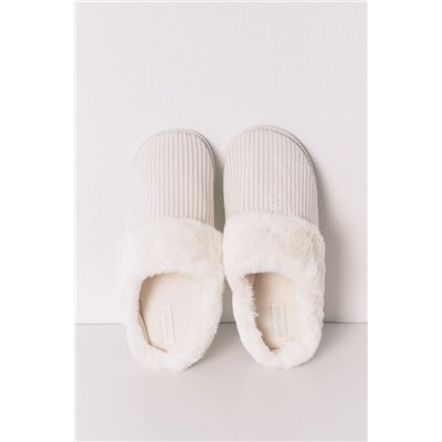 Conjunto de zapatillas, bata y pijama