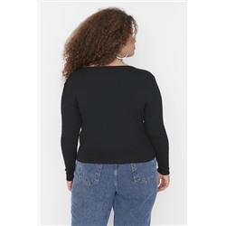 Siyah Havuz Yaka Çıtçıt Detaylı Fitted/Vücuda Oturan Örme Crop Büyük Beden Bluz TBBAW23AF00030