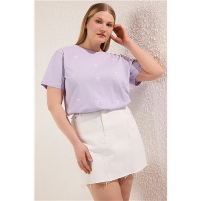 Açık Mor Boyfriend Fiyonk Nakış Detaylı %100 Pamuk Örme Büyük Beden T-shirt TBBSS24BF00029
