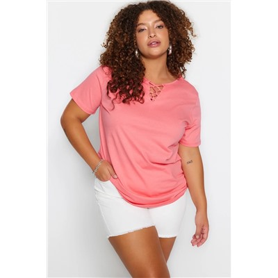 Pembe Yaka Detaylı Boyfriend Fit %100 Pamuk Örme Büyük Beden T-Shirt TBBSS22TS1027