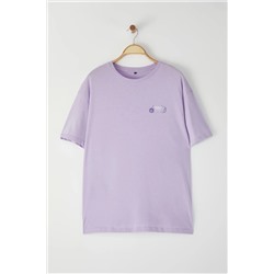 Mor Yıkamalı Sırt Baskılı Geniş Kalıp %100 Pamuk Örme bÜyük Beden Tshirt TBBSS25BF00006