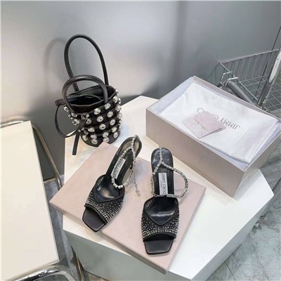 Более открытый вариант босоножек Jimmy Choo   Коллекция: Весна-Лето’24   Материалы: сетка инкрустированная кристаллами Swarovski, стелька из овечьей кожи Высота каблука: 9,5 см