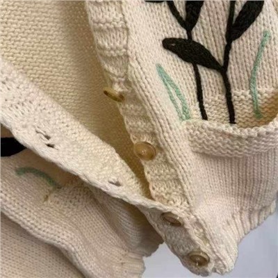 Вязаный женский кардиган с красивой вышивкой   LOEW*E