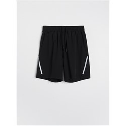 Short mit reflektierenden Details