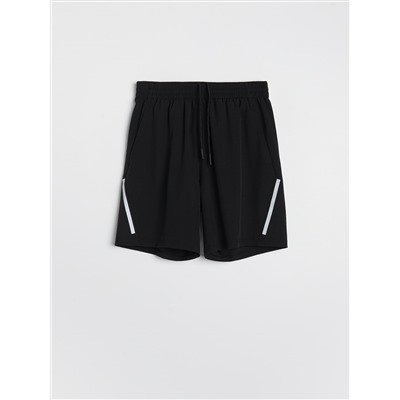 Short mit reflektierenden Details