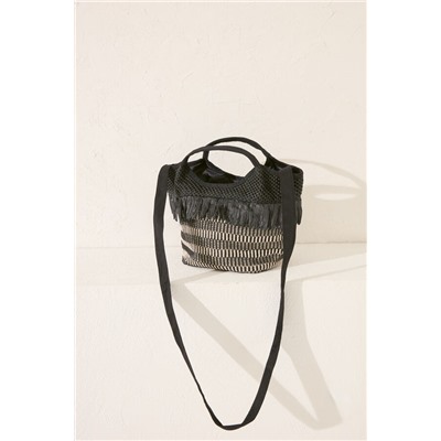 Bolso mediano rafia flecos negro