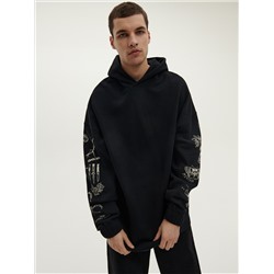 Hoodie mit Druck an den Ärmeln