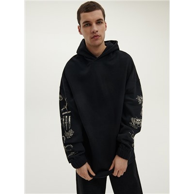 Hoodie mit Druck an den Ärmeln