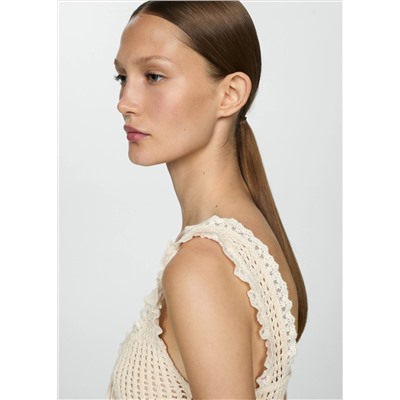Top calado detalle puntilla