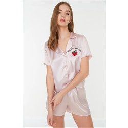 TRENDYOLMİLLA Pudra Nakışlı Saten Gömlek-Şort Dokuma Pijama Takımı THMSS22PT0395