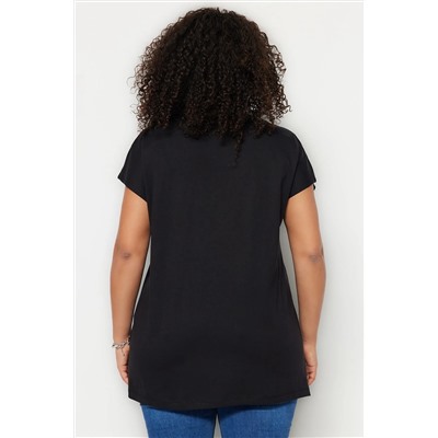 Siyah Boyfriend V Yaka Yırtmaçlı %100 Pamuk Örme T-Shirt TBBSS22BF0036