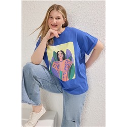 Trendyol Curve Saks Geniş Kalıp Baskılı %100 Pamuk Büyük Beden Örme T-shirt TBBSS25BF00041