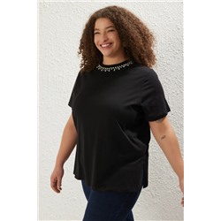 Trendyol Curve Siyah Yakası Taşlı Boyfriend Fit %100 Pamuk Örme Büyük Beden T-shirt TBBSS25BF00021