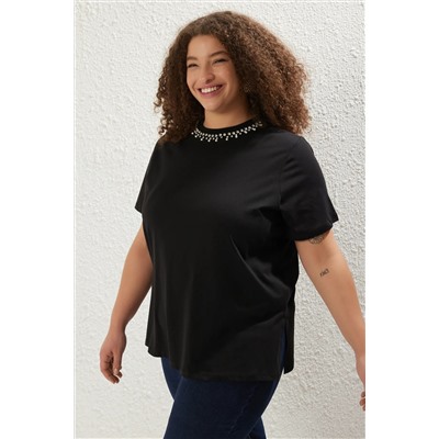 Trendyol Curve Siyah Yakası Taşlı Boyfriend Fit %100 Pamuk Örme Büyük Beden T-shirt TBBSS25BF00021