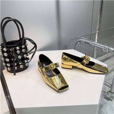 Самый трендовый фасон обуви в этом сезоне 🔝  Туфли Мэри Джейн от Versace 🥿    Реплика  Материал: импортная натуральная кожа + шелковый атлас
