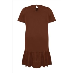 Kahverengi Eteği Fırfırlı Etiket Detaylı %100 Pamuk Örme Büyük Beden T-shirt Elbise TBBSS24AH00171