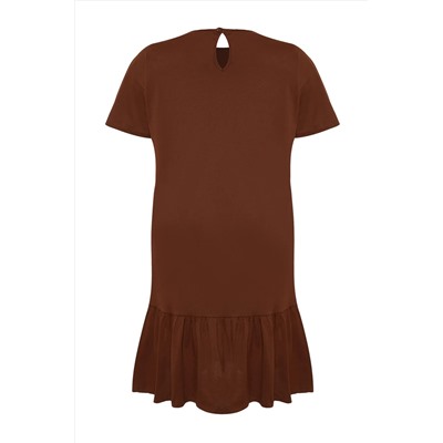 Kahverengi Eteği Fırfırlı Etiket Detaylı %100 Pamuk Örme Büyük Beden T-shirt Elbise TBBSS24AH00171