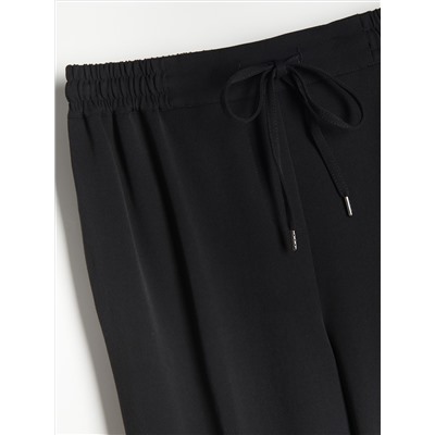 Jogger mit Bügelfalte
