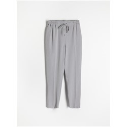 Jogger mit Bügelfalte