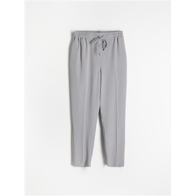 Jogger mit Bügelfalte