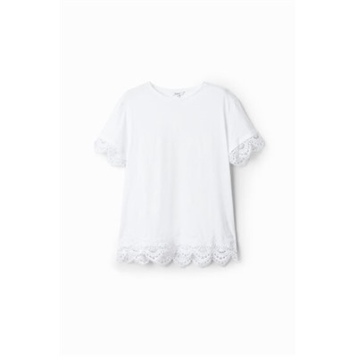 Camiseta con diseño floral y encaje