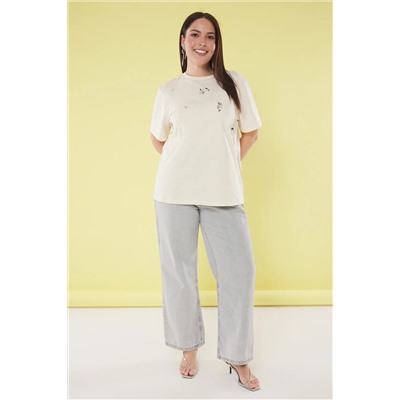 Bej Bisiklet Yaka Çiçek İşlemeli Örme Büyük Beden T-shirt TBBSS25BF00024