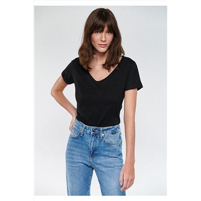 Mavi Lux Touch V Yaka Siyah Modal Tişört Slim Fit / Dar Kesim 166446-900