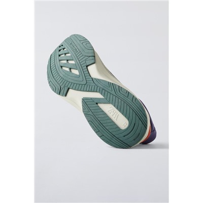 SPORTY SNEAKERS