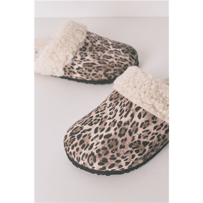 Zapatillas tipo zueco borreguito animal print