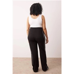 Siyah Straight Fit Beyaz Biye Detaylı Örme Krep Büyük Beden Pantolon TBBAW26AR00005