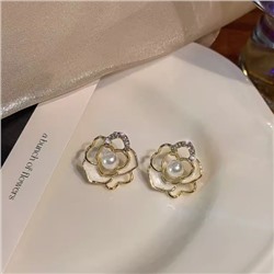 Серьги-гвоздики с жемчугом и бриллиантами