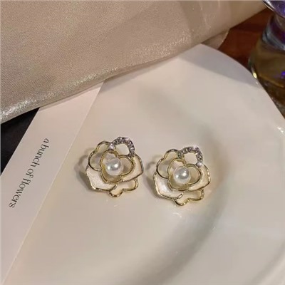 Серьги-гвоздики с жемчугом и бриллиантами