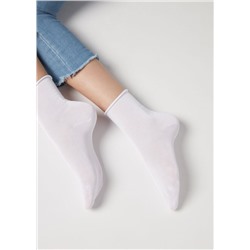 Kurze Socken aus Filo Di Scozia Baumwolle, Bündchen mit Offen Verarbeiteten Kanten.