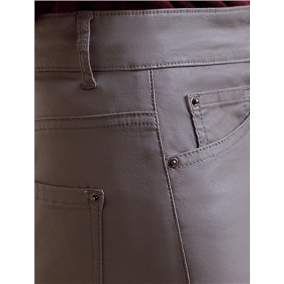 Брюки mom fit из эластичного хлопка с покрытием под кожу