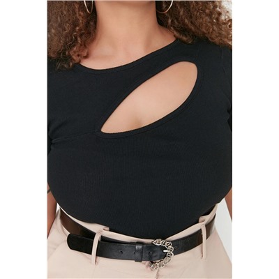 Siyah Fitiili Cut-Out Detaylı Crop Örme Bluz TBBSS22AF00020