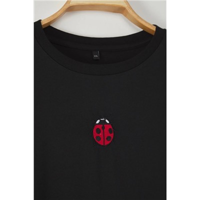 Siyah Bisiklet Yaka Nakışlı Crop Örme Büyük beden T-shirt TBBSS25BF00015