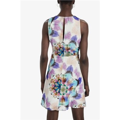 Vestido fluido corto con ligero evasé